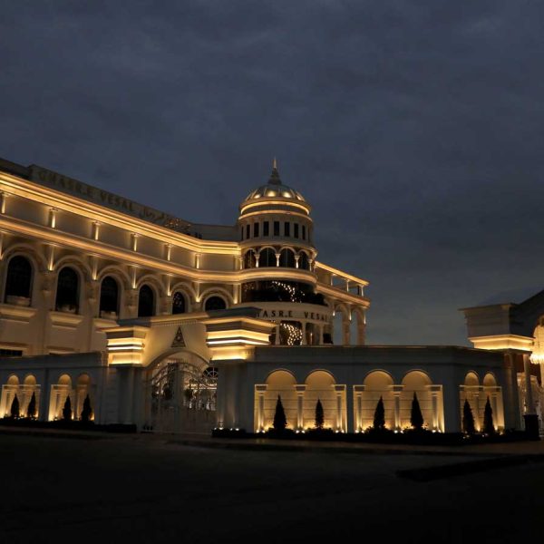 قصر وصال نمای شب از بیرون